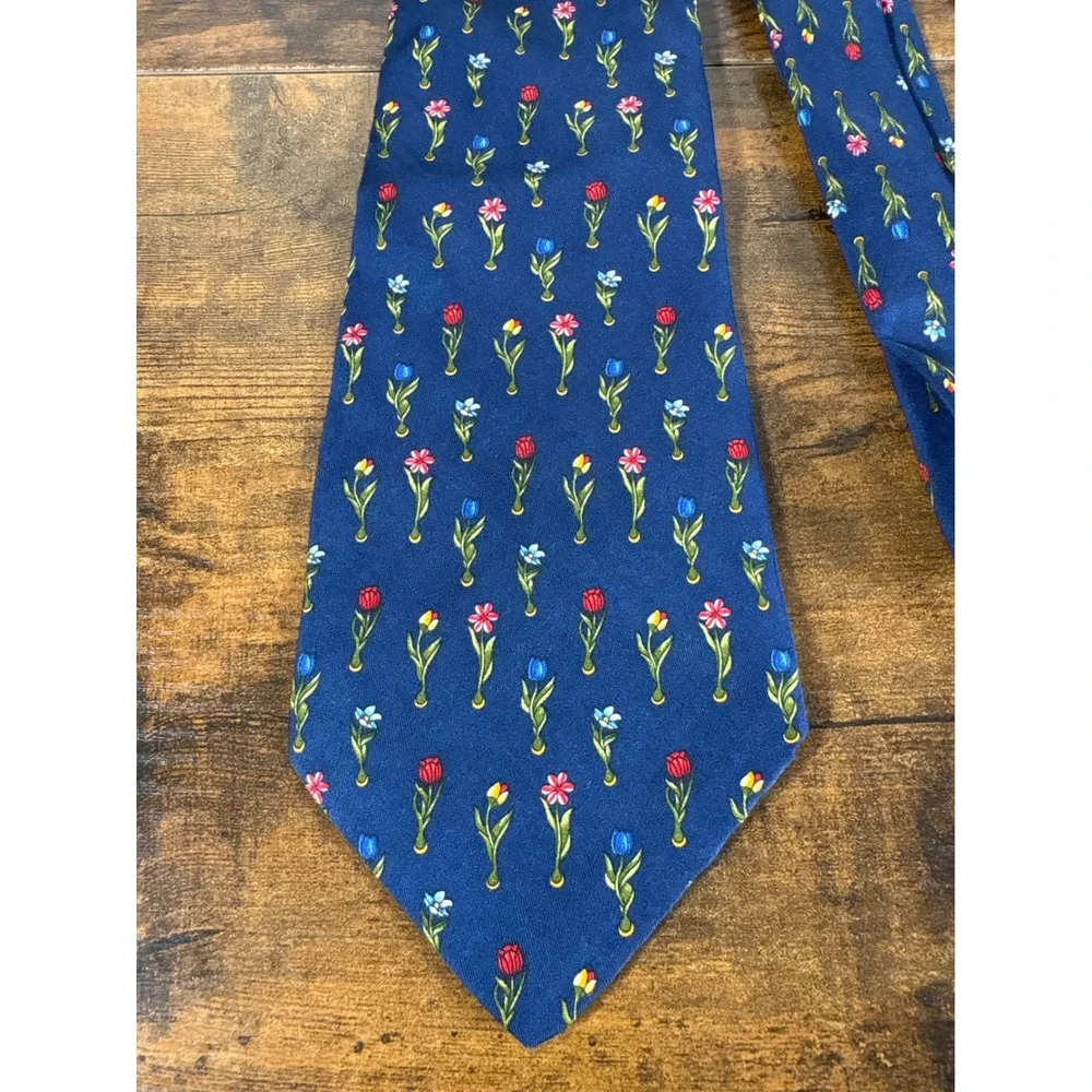 Salvatore Ferragamo Mens Navy Blue Silk Tulip Floral Necktie Made in Italy